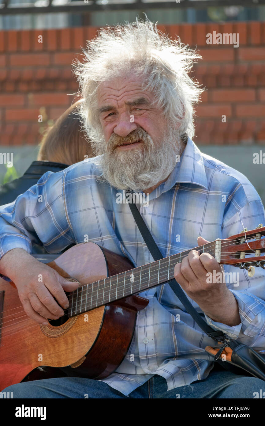 Alter Mann Gitarre spielen Stockfoto