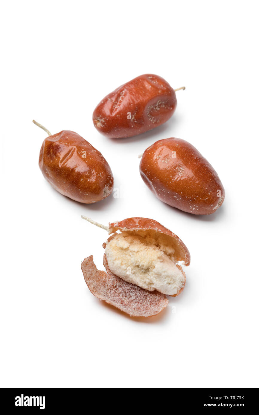 Frische organische Frucht des Oleaster, Silber Berry oder russische Olive und eine geschälte eine Nahaufnahme auf weißem Hintergrund getrocknet Stockfoto