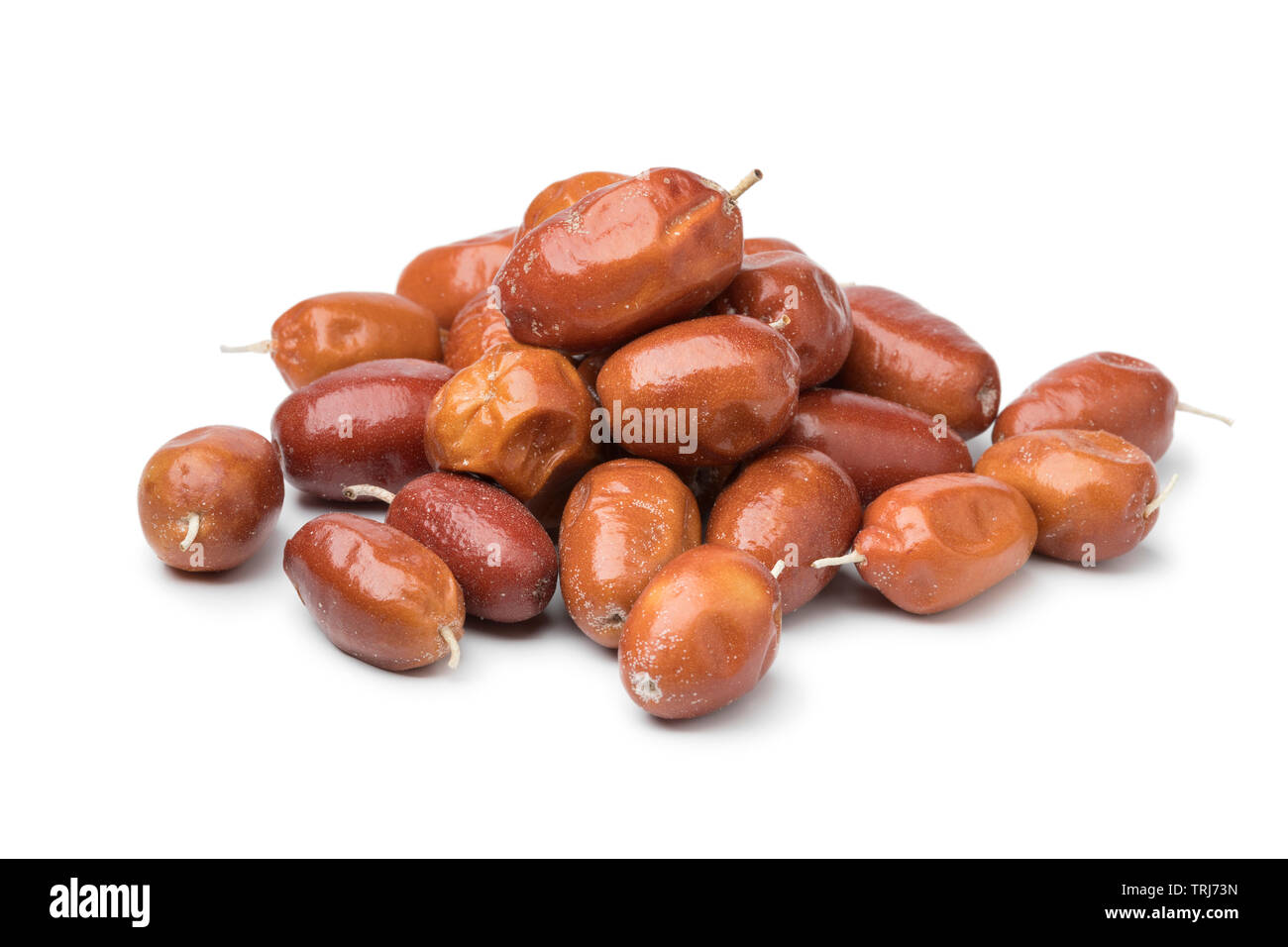 Haufen getrocknet frische organische Frucht des Oleaster, Silber Berry oder russische Olive schließen bis auf weißem Hintergrund Stockfoto