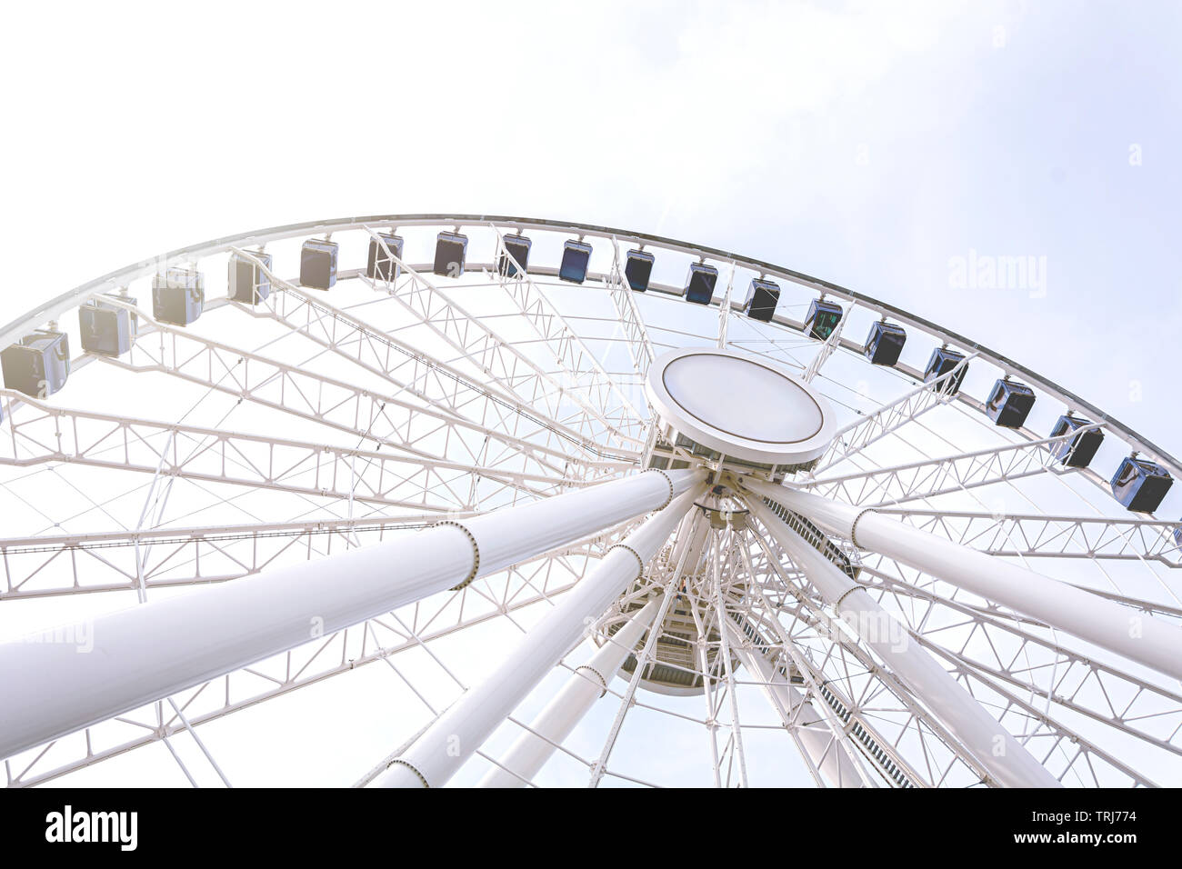 Ansicht von unten auf ein Riesenrad gegen einen klaren Himmel. Architektur und Vergnügungsparks. Spaß und touristische Attraktion Stockfoto