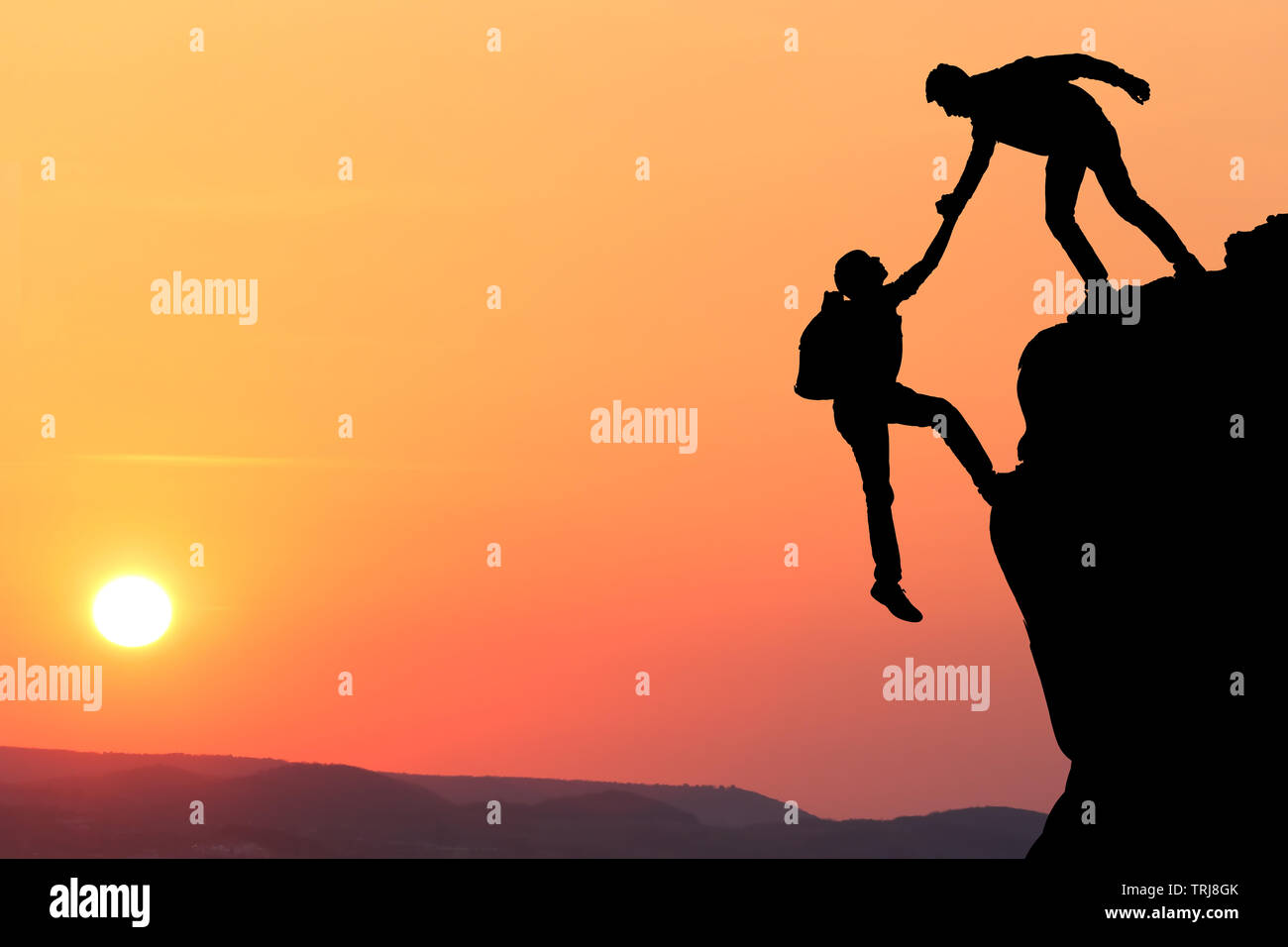 Jeder Teamarbeit paar Wandern helfen sie anderen vertrauen Hilfe Silhouette in Berge, Sonnenuntergang. Teamarbeit von zwei Männern, die Wanderer, die sich gegenseitig helfen auf mounta Stockfoto