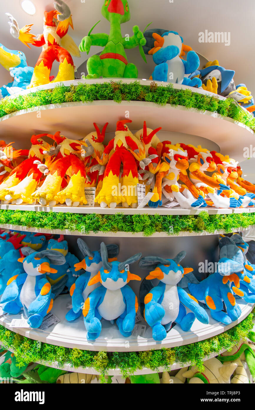 Vertikale Ansicht von Pokemon Plüschtiere bei Juwel Changi Airport, Singapur Stockfoto