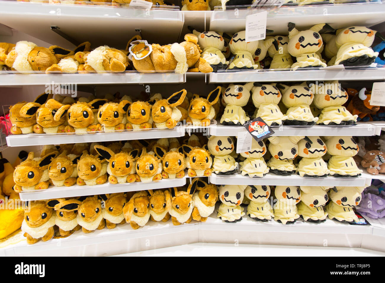 Pokemon Plüschtiere Anzeige auf Regalen für kaufen bei Juwel Changi Airport, Singapur Stockfoto