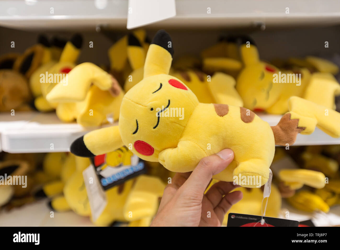 Eine Hand mit einem schläfrigen Pikachu an Juwel Changi Airport, Singapur Stockfoto