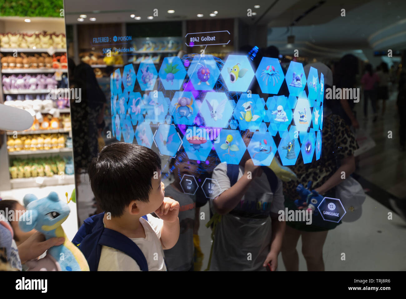 In Singapur Pokemon Center, ein Zicklein auf dem digitalen Bildschirm aus der Pokemon Datenbank bei Juwel Changi Airport zu prüfen. Stockfoto