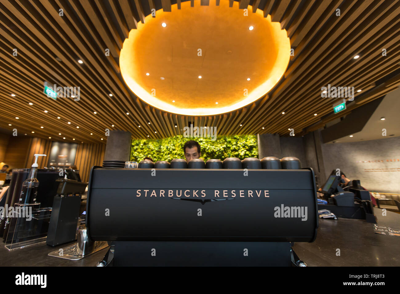 Einen Kaffee Barista arbeiten Kaffeemaschine im Starbucks Reserve bei Juwel Changi Airport, Singapur Stockfoto