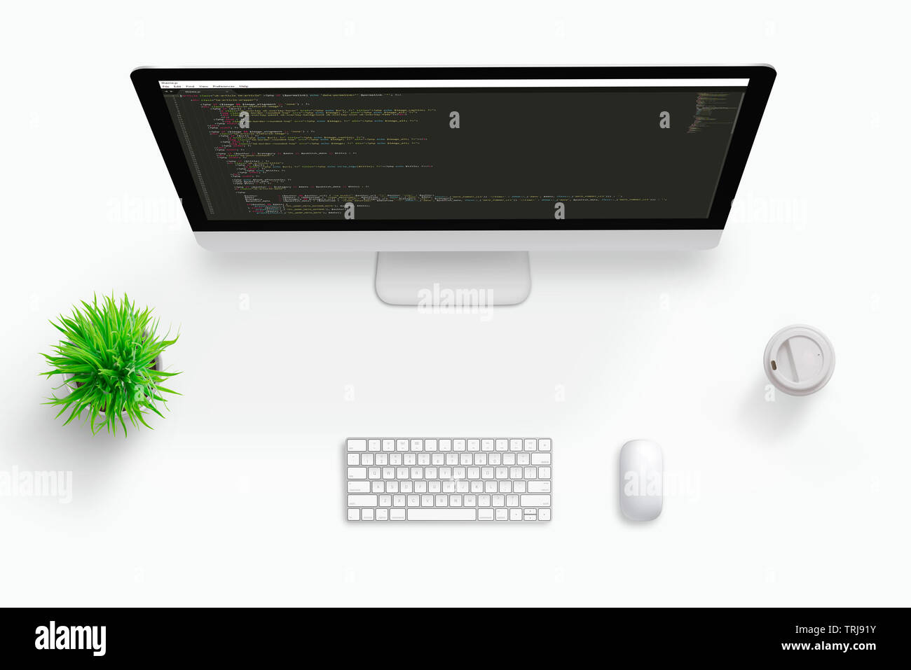 Draufsicht auf die Szene der Freiberufler Code Developer Schreibtisch. Konzept der Visual Code Editor pc-Bildschirm. Pflanze, Tastatur, Maus und Tasse Kaffee neben. Stockfoto