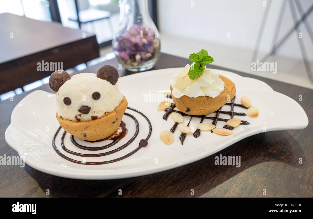 Nutella cookie Schale Eis Panda auf Schokolade Dekor Teller Stockfoto