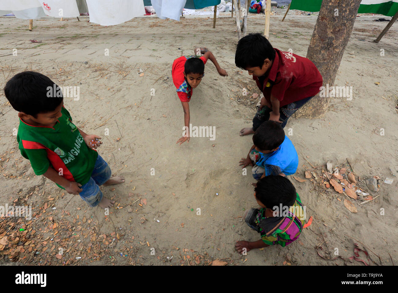 Kinder spielen auf der Bank von buriganga River. Dhaka, Bangladesch. Stockfoto