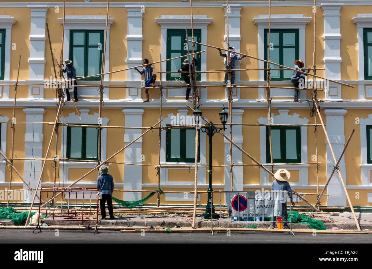 BANGKOK, THAILAND - 30. März 2019: Arbeitnehmer, die auf die hölzerne Treppe auf scaffoldin ist die Instandsetzung der Fenster das Ministerium der Verteidigung Gebäude in Ban Stockfoto