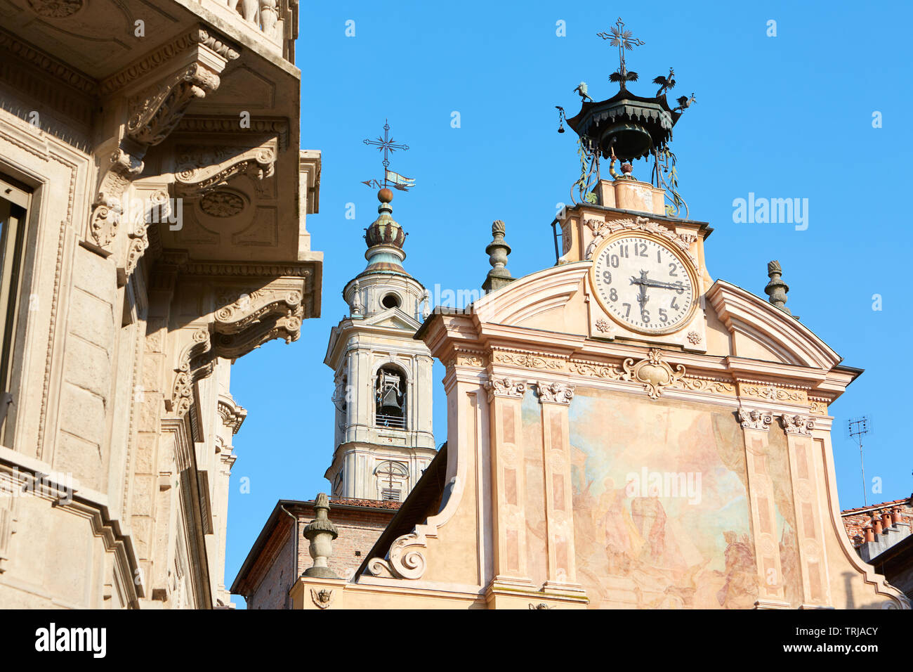 MONDOVI, Italien - 15. AUGUST 2016: St. Peter und Paul Kirche und Glockenturm mit Automat an einem sonnigen Sommertag, blauer Himmel in Mondovi, Italien. Stockfoto