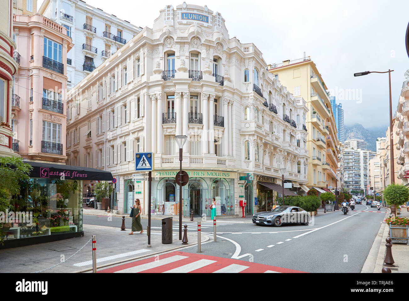 MONTE CARLO, MONACO - 19. AUGUST 2016: Alte Luxus Gebäude und Menschen in einem Sommertag in Monte Carlo, Monaco. Stockfoto