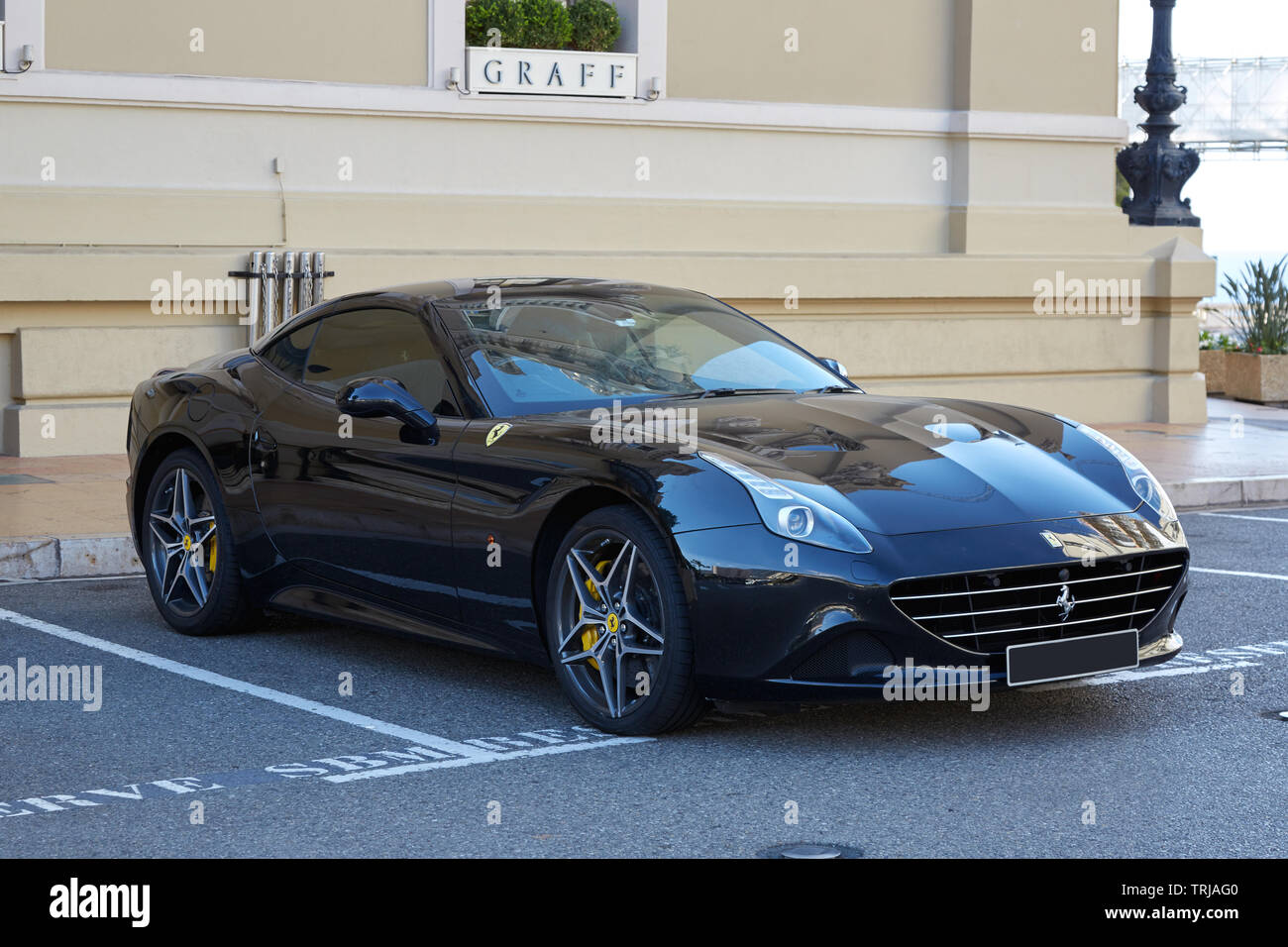 MONTE CARLO, MONACO - 21. AUGUST 2016: Ferrari California schwarz Luxus Auto an einem Sommertag in Monte Carlo, Monaco. Stockfoto