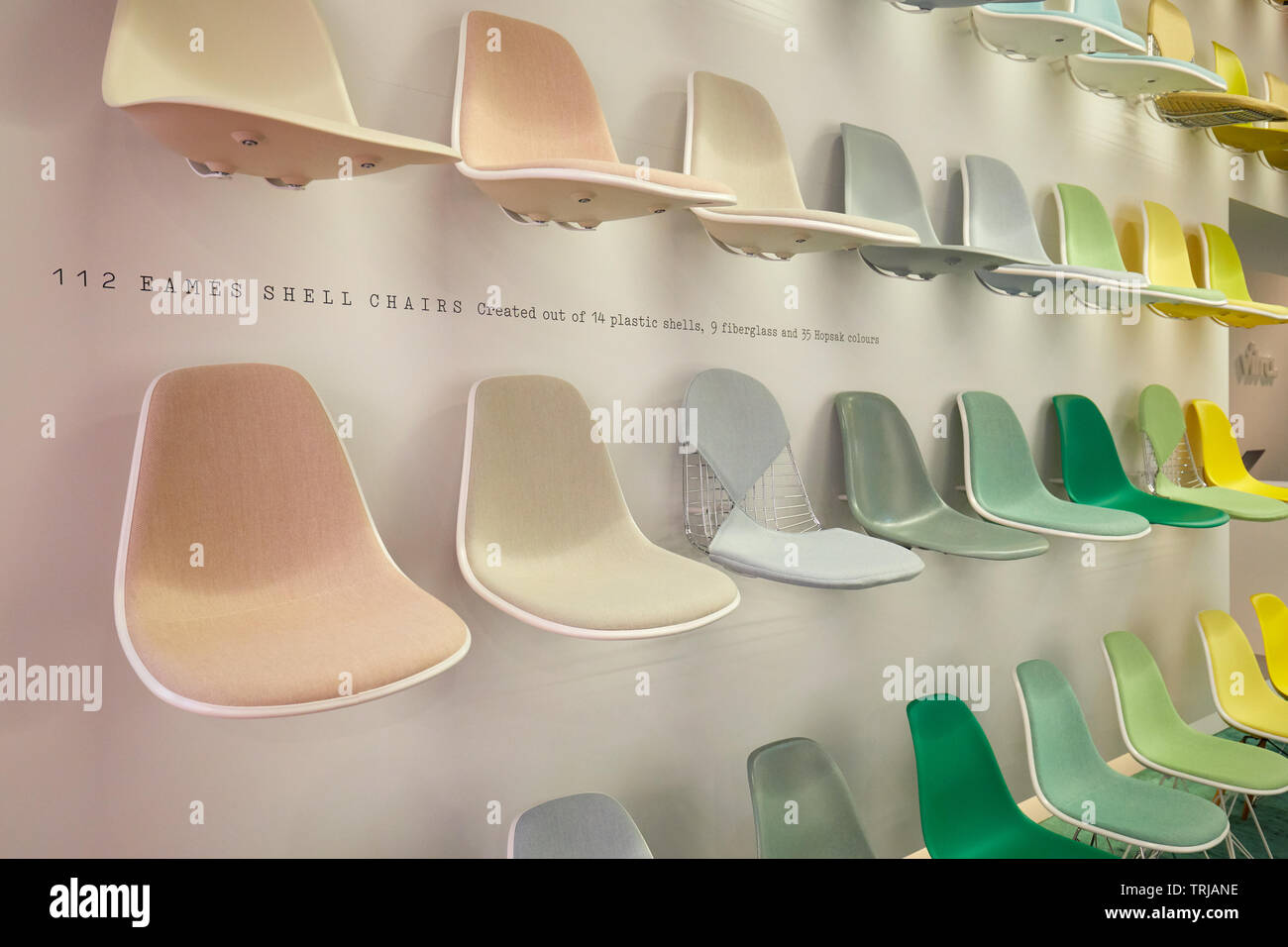 Mailand, Italien - 11 April 2019: Milan Design Week, Eames Stühle Vitra Installation und Ausstellung während Salone del Mobile in Mailand, Italien. Stockfoto