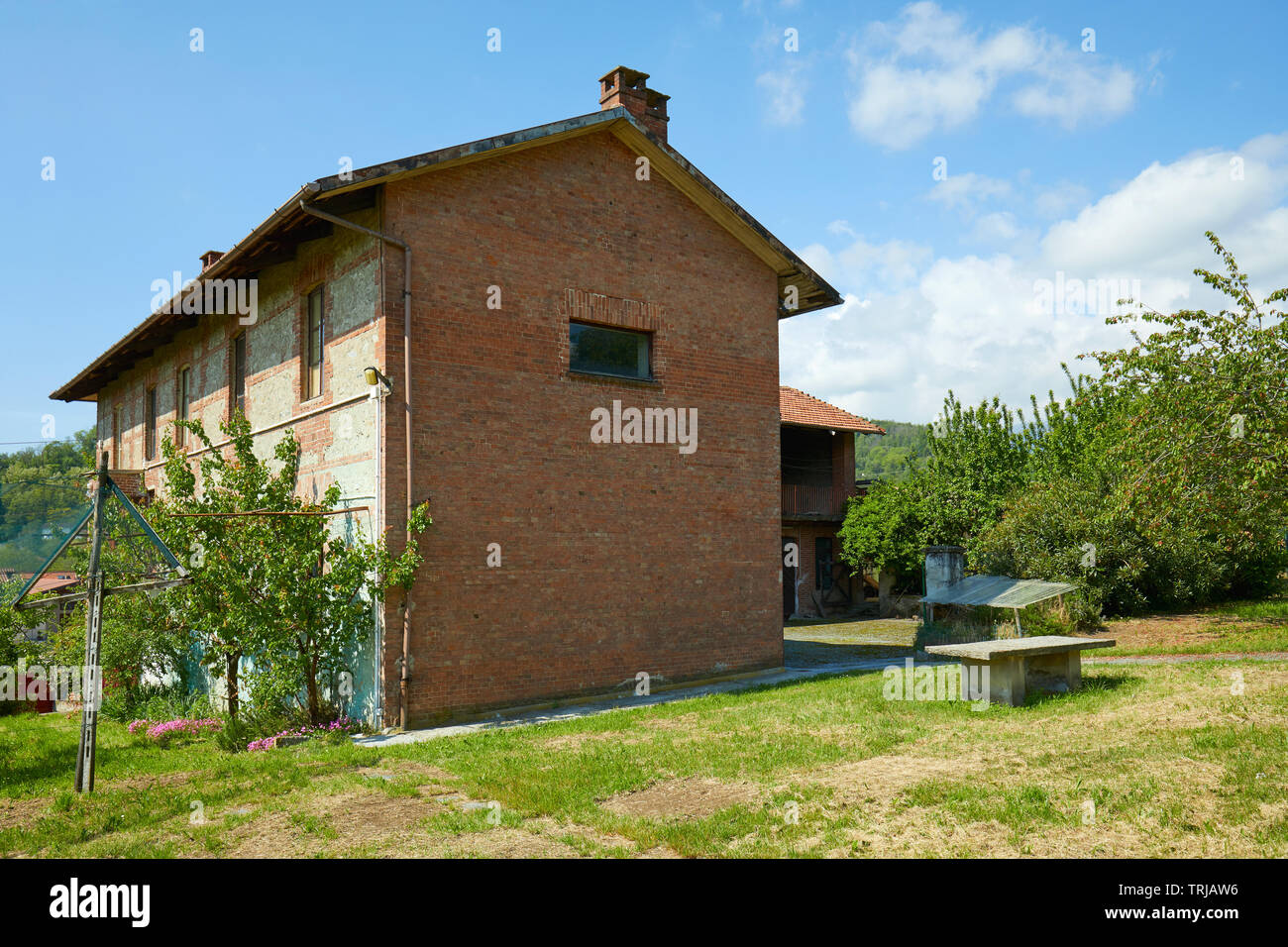 Ländliche Haus in roten Ziegeln an einem sonnigen Sommertag, Italien Stockfoto