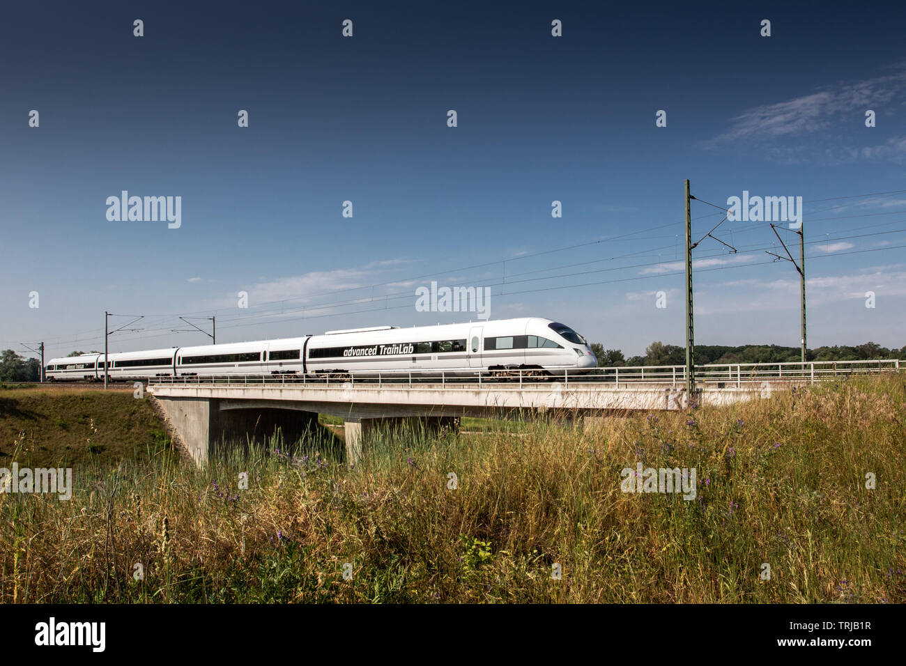 Dessau-roSSlau, Deutschland, 5. Juni 2019 - Im Juni 2019, die Erweiterte TrainLab, eine spezielle Test-Zug auf der Basis eines Diesel-ICE der Deutschen Bahn, auf dem Weg nach Berlin. Es wird das Fahrzeug einige Probefahrten in fahrerlosen Betrieb tun. Dieser Zug kann für eine Vielzahl von Experimenten, auch im Bereich der 5G-Netzwerk verwendet werden. Stockfoto