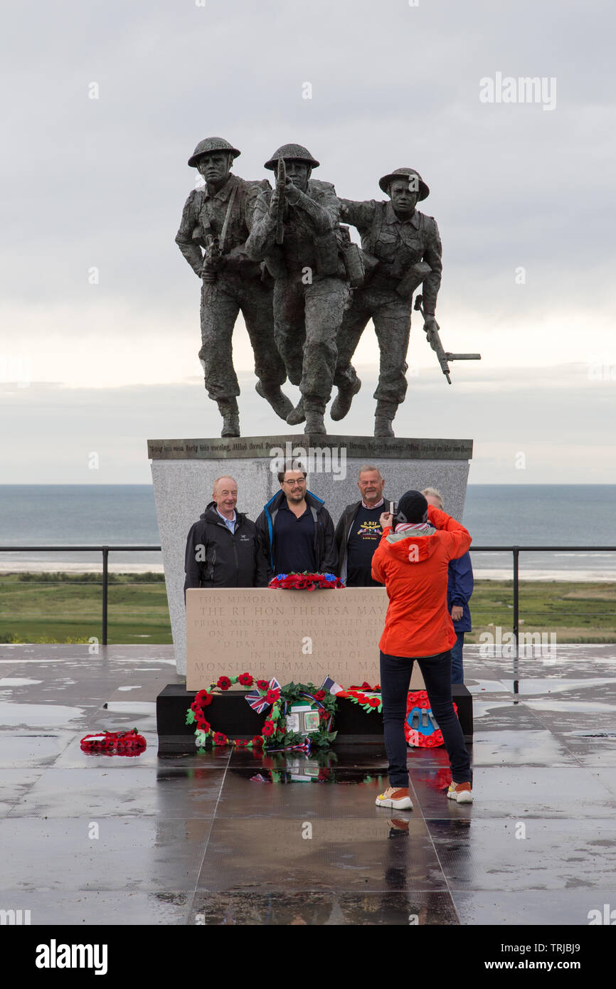 Ver-Sur Mer, Normandie, Frankreich. 7. Juni 2019. Die britische Normandie Gedächtnis ist offen für Public Viewing nach dem DDay des vorangegangenen Tages Gedenkfeiern. Mit Blick auf den goldenen Strand, eine strategische Landing Zone am 6. Juni 1944, in der Hunderte von britischen Soldaten und Mitarbeiter an Land von 6 kam ich Frankreich im WW2 zu befreien. Die Statue verfügt über drei Soldaten mit jeweils einem anderen Angriff Waffe. Credit: Wayne Farrell/Alamy leben Nachrichten Stockfoto