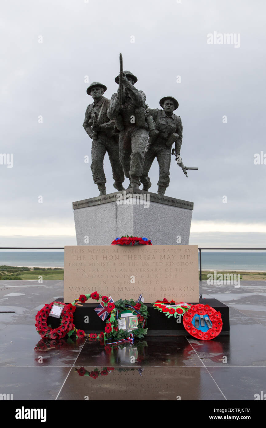 Ver-Sur Mer, Normandie, Frankreich. 7. Juni 2019. Die britische Normandie Gedächtnis ist offen für Public Viewing nach dem DDay des vorangegangenen Tages Gedenkfeiern. Mit Blick auf den goldenen Strand, eine strategische Landing Zone am 6. Juni 1944, in der Hunderte von britischen Soldaten und Mitarbeiter an Land von 6 kam ich Frankreich im WW2 zu befreien. Die Statue verfügt über drei Soldaten mit jeweils einem anderen Angriff Waffe. Credit: Wayne Farrell/Alamy leben Nachrichten Stockfoto