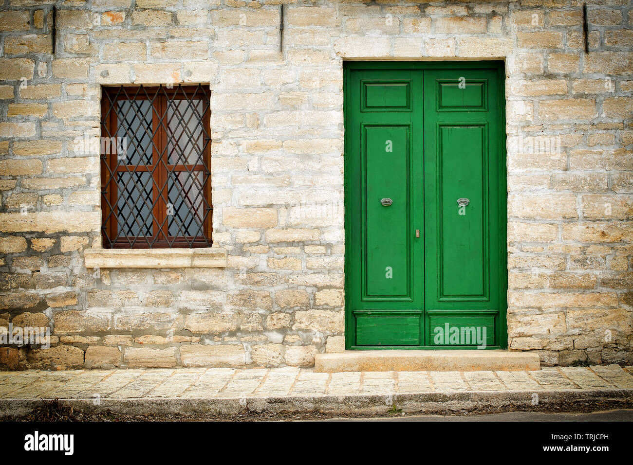 Architektur Details aus der Renaissance - grün Holz- Fenster und Tür mit einem Gitter eines Steinhauses in Kavarna Stadt gemalt, Bulgarien Stockfoto