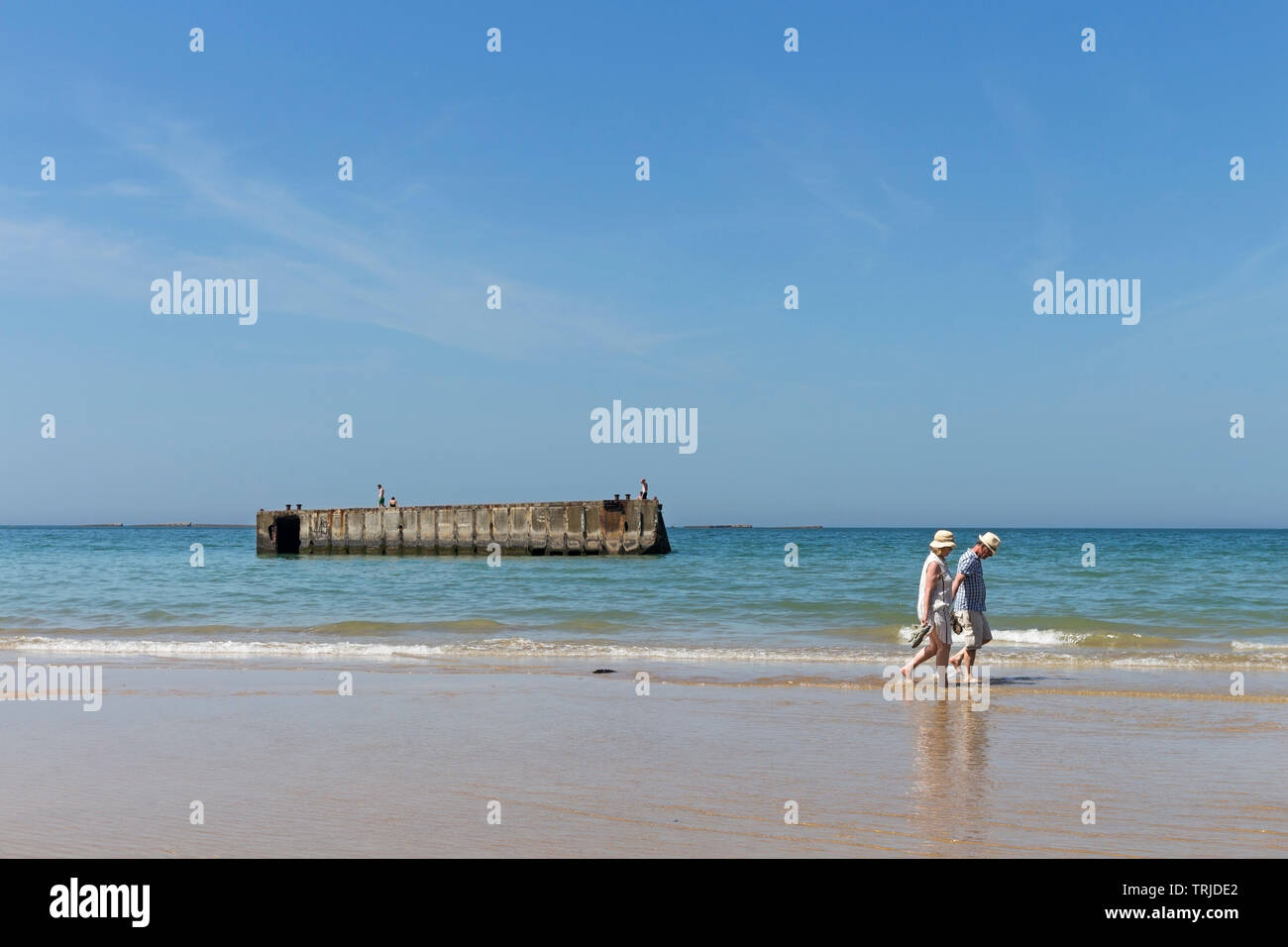Die Überreste der Maulbeere Hafen am Strand von Arromanches-les-Bains, Normandie, Frankreich, Europa Stockfoto