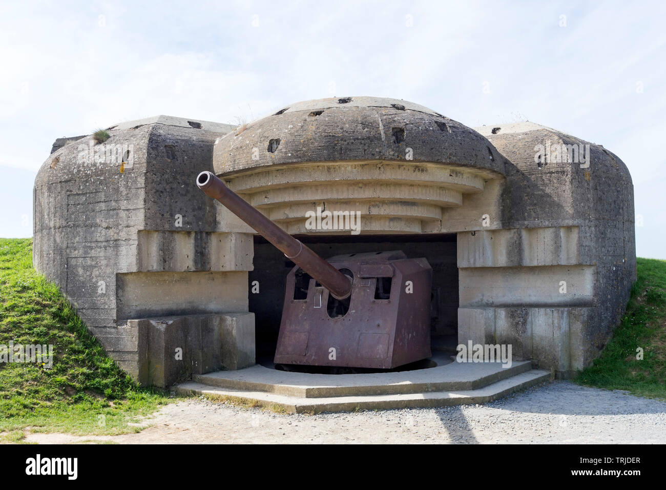 Kasematte und Gewehr im Longues-sur-Mer Gun Batterie westlich von Arromanches-les-Bains, Normandie Küste, Frankreich, EU Stockfoto