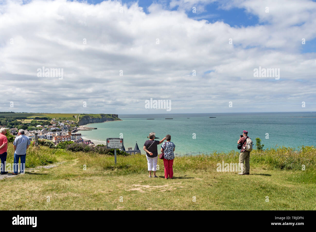 Der Blick von den Klippen über Arromanches-les-Bains über Gold Beach und die Reste der Maulbeere Hafen, Normandie, Frankreich, Europa Stockfoto