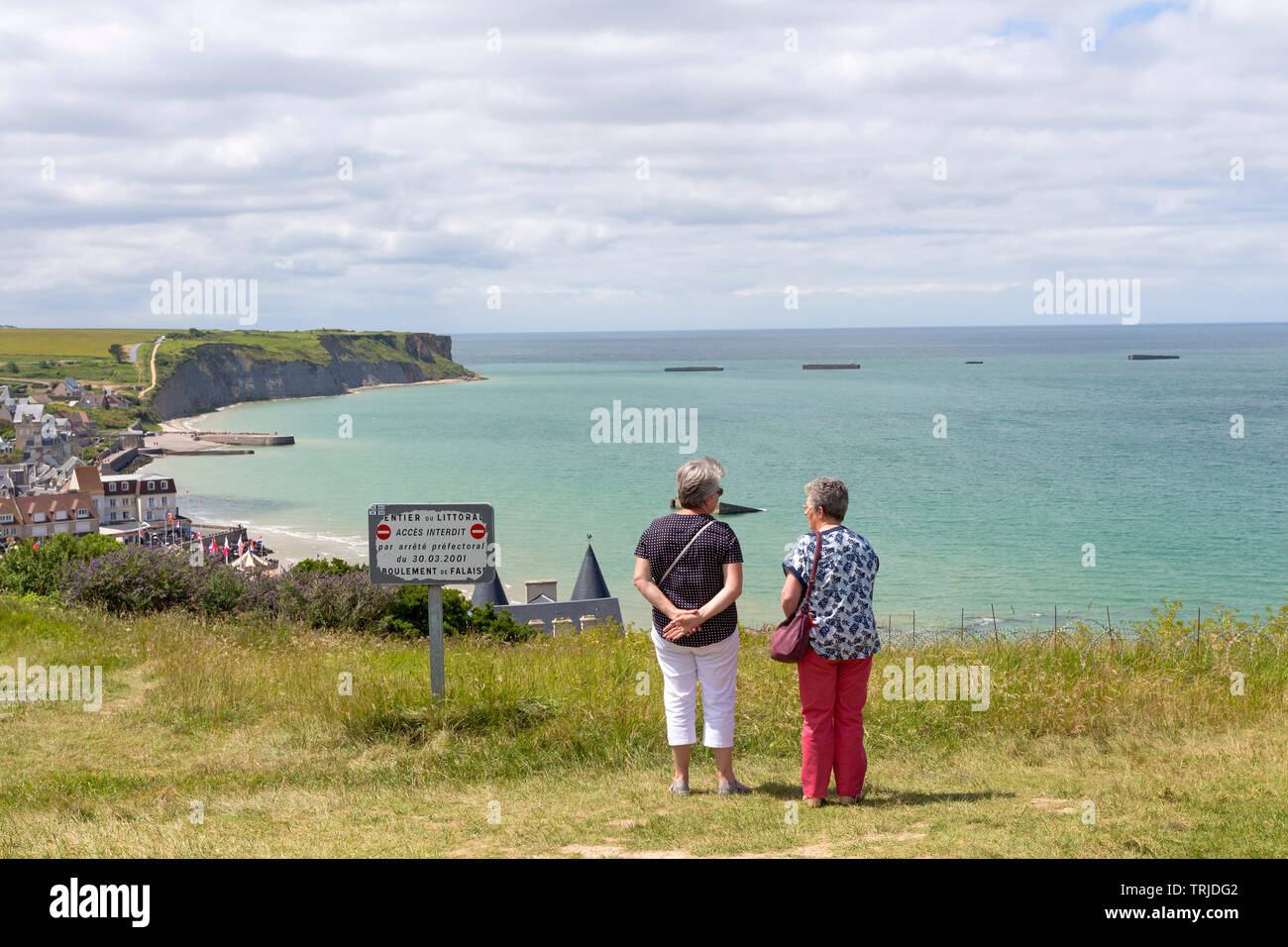 Der Blick von den Klippen über Arromanches-les-Bains über Gold Beach und die Reste der Maulbeere Hafen, Normandie, Frankreich, Europa Stockfoto