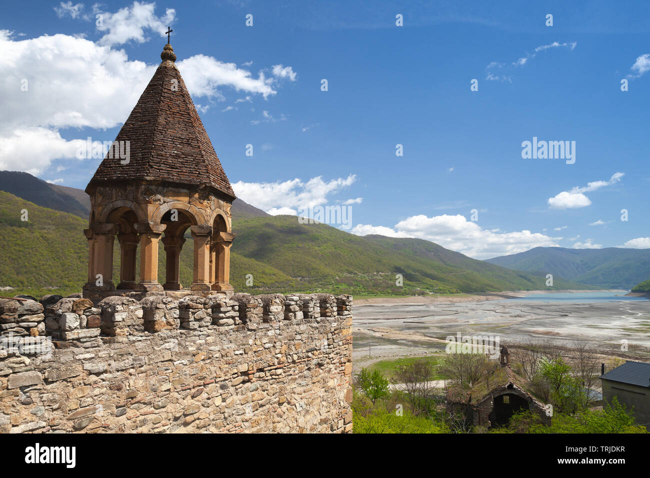 Ananuri Burg auf dem Aragvi Fluss in Georgien befindet. Zhinvali Behälter Küstenlandschaft Stockfoto