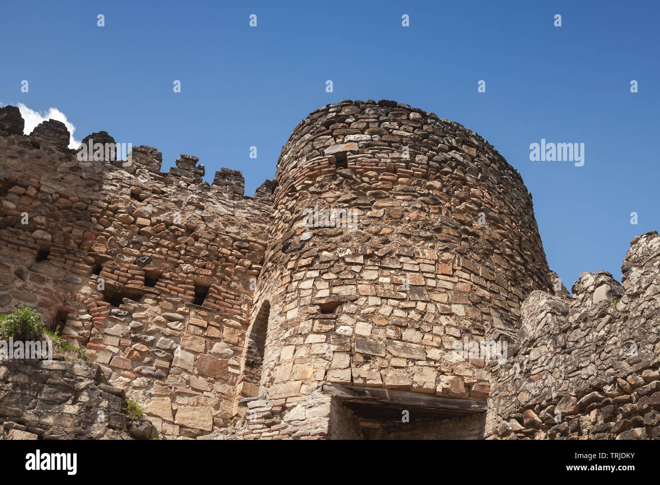 Turm der Festung Ananuri auf der Aragvi Fluss in Georgien befindet. Es war eine Burg der Herzöge von Aragvi, einer feudalen Dynastie, die den Bereich von t ausgeschlossen Stockfoto