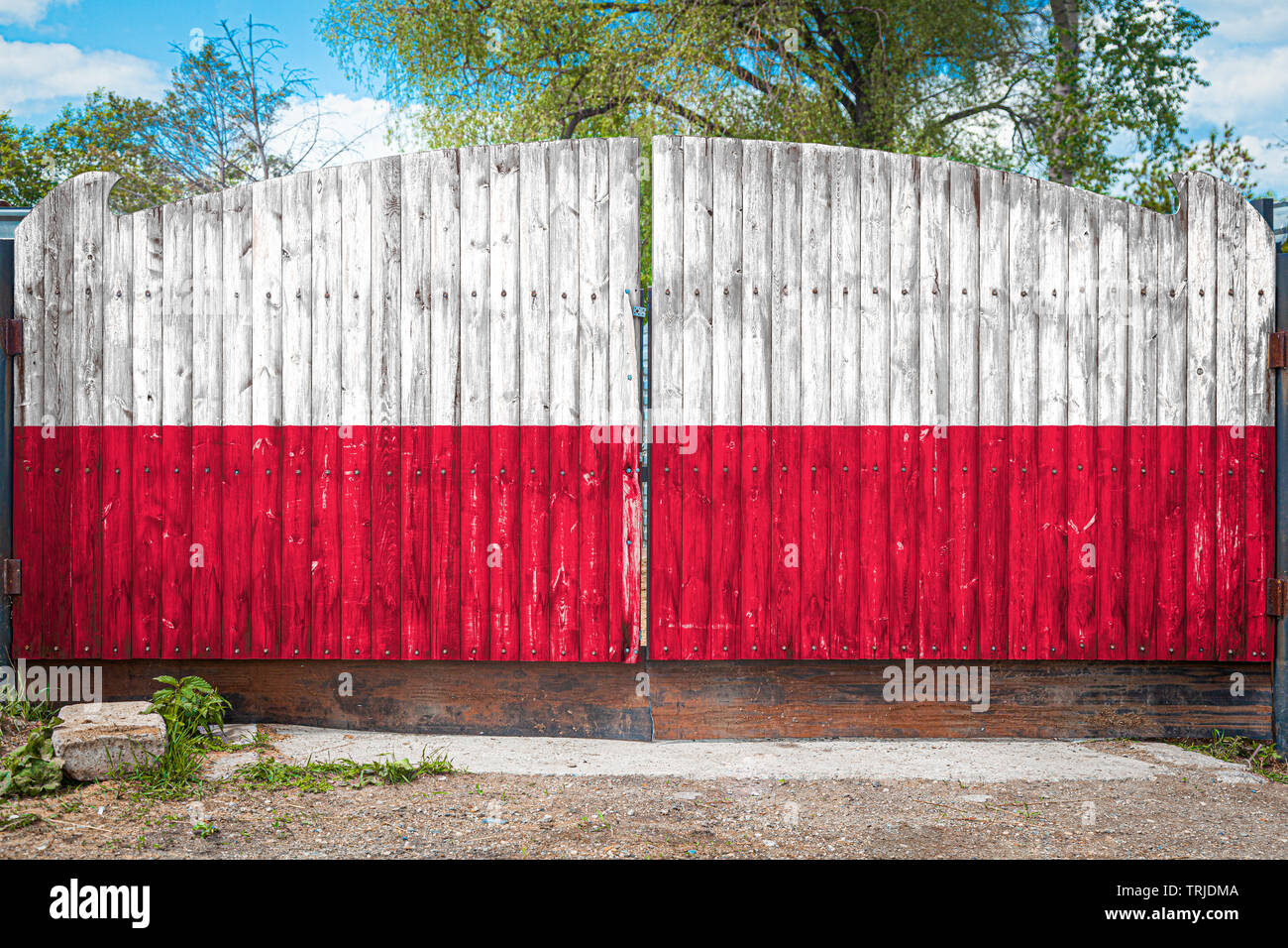 Nahaufnahme der Nationalflagge von Polen auf einem hölzernen Tor am Eingang des geschlossenen Gebiet an einem Sommertag. Das Konzept der Lagerung von Gütern, ent Stockfoto