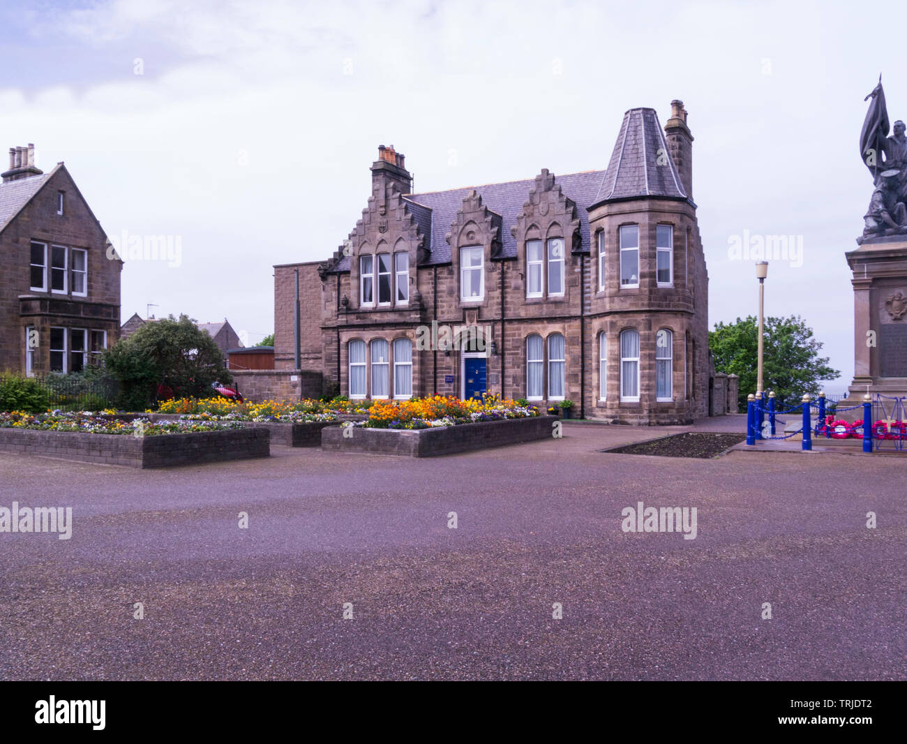 Kriegerdenkmal mit roter Mohn Kränze in Cluny Squaree Zentrum von Buckie Stadt Moray Speyside nördlichen schottischen Highlands Stockfoto
