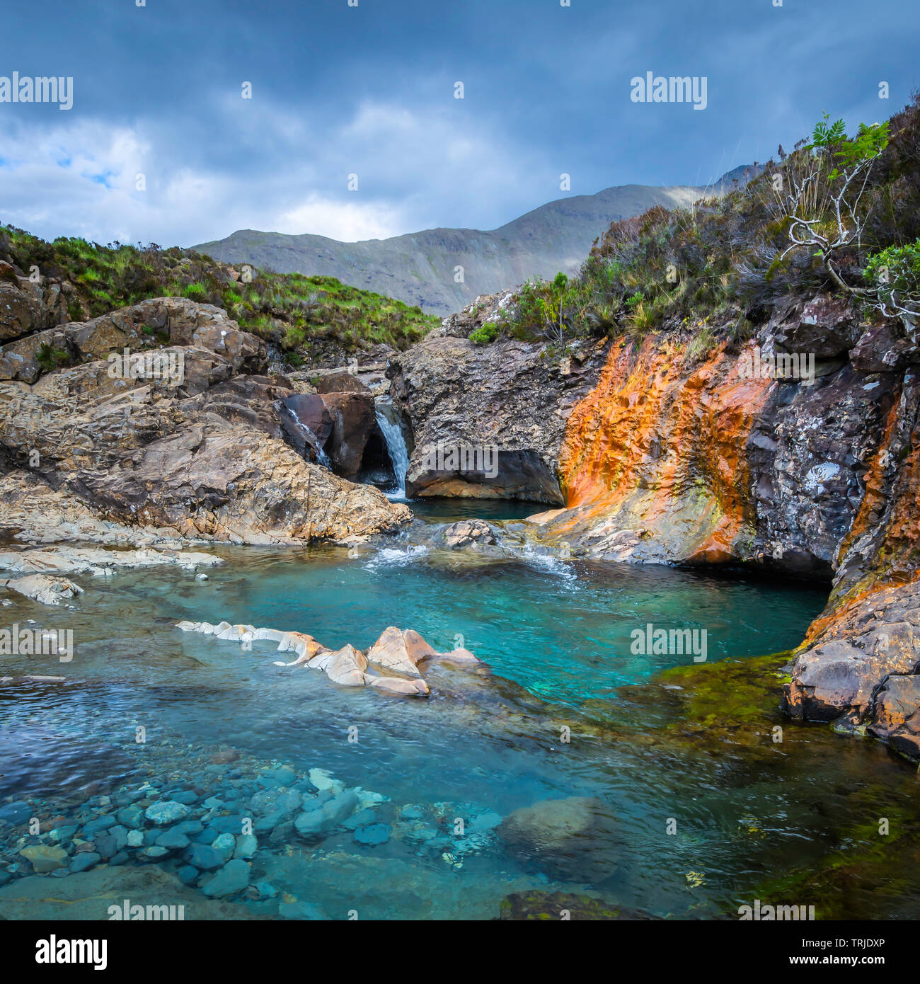 Schöne Landschaft, Isle of Skye, Schottland. Fairy Pools, Teichen mit türkisfarbenem Wasser, Wasserfällen und bunten Felsen. ätherischen Landschaft, Schönheit in der Natur. Stockfoto