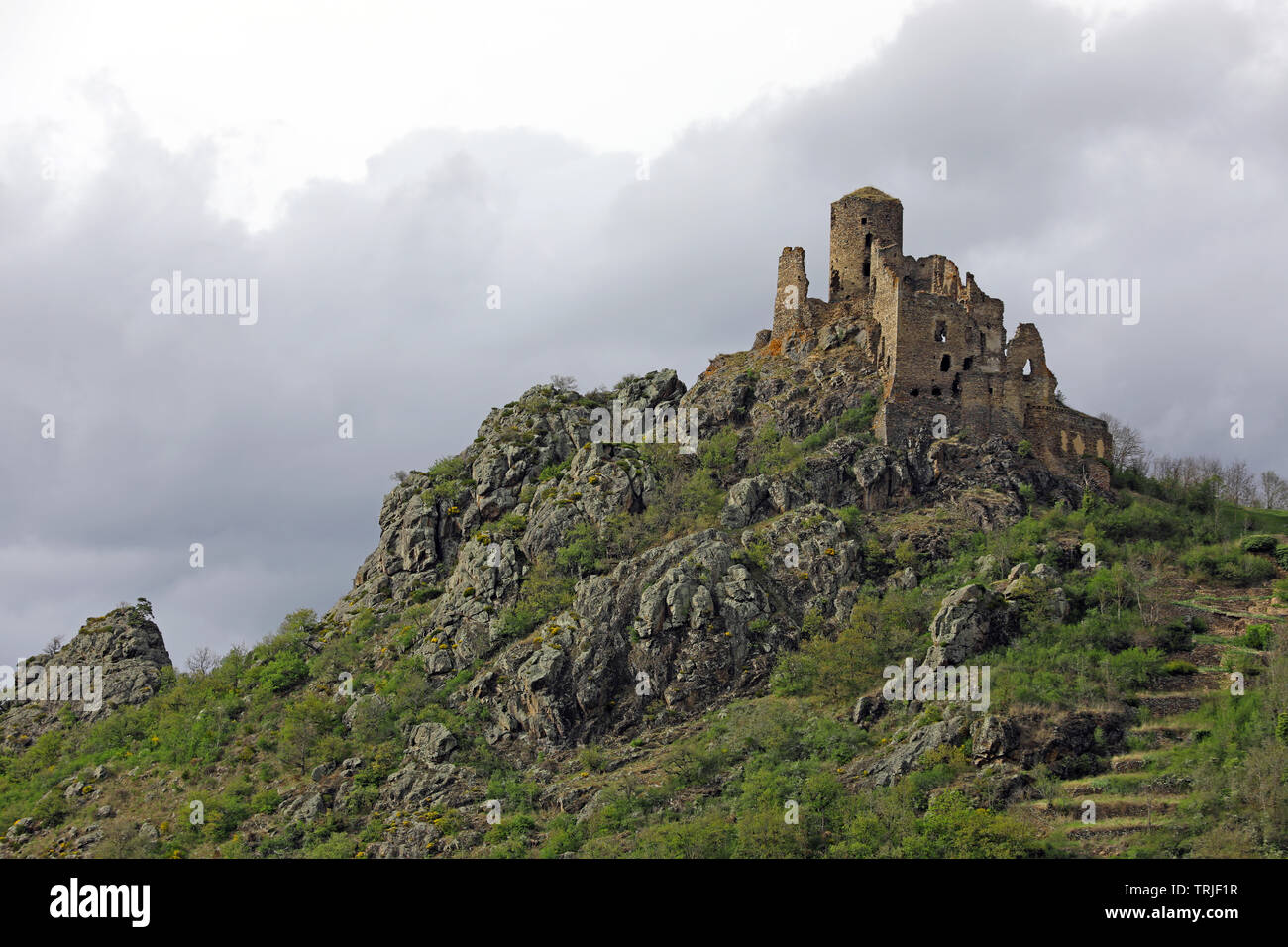 Die Ruinen der mittelalterlichen Burg namens "Chateau de leotoing". Puy-de-Dome, Auvergne, Frankreich Stockfoto