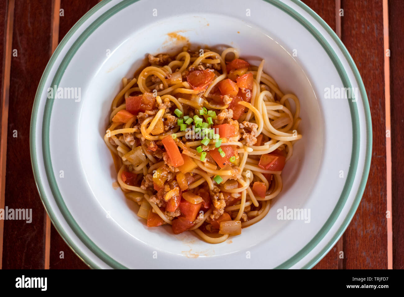 Spaghetti Tomatensauce mit Schweinefleisch und Gemüse in der Schüssel Stockfoto