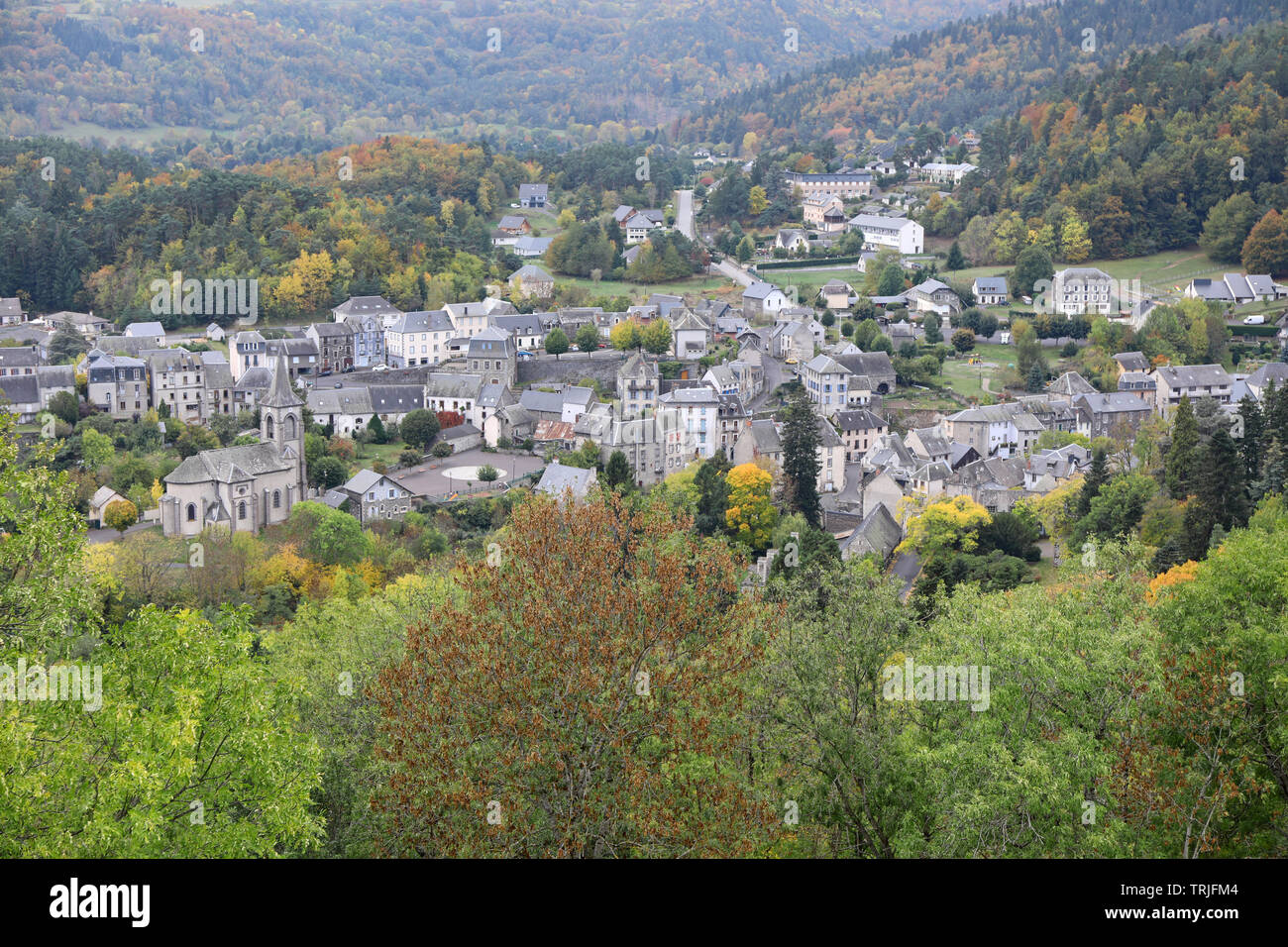 Große Aussicht auf Dorf Murol, Puy-de-Dome, Auvergne, Frankreich Stockfoto