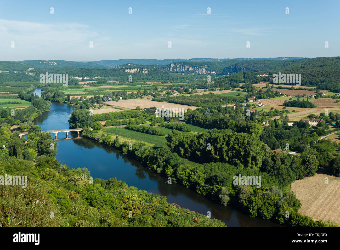 Blick von Domme, die das Tal der Dordogne in Richtung La Roque-Gageac, Castelnaud-la-Chapelle und dem Jardins de Marqueyssac im Sommer Stockfoto