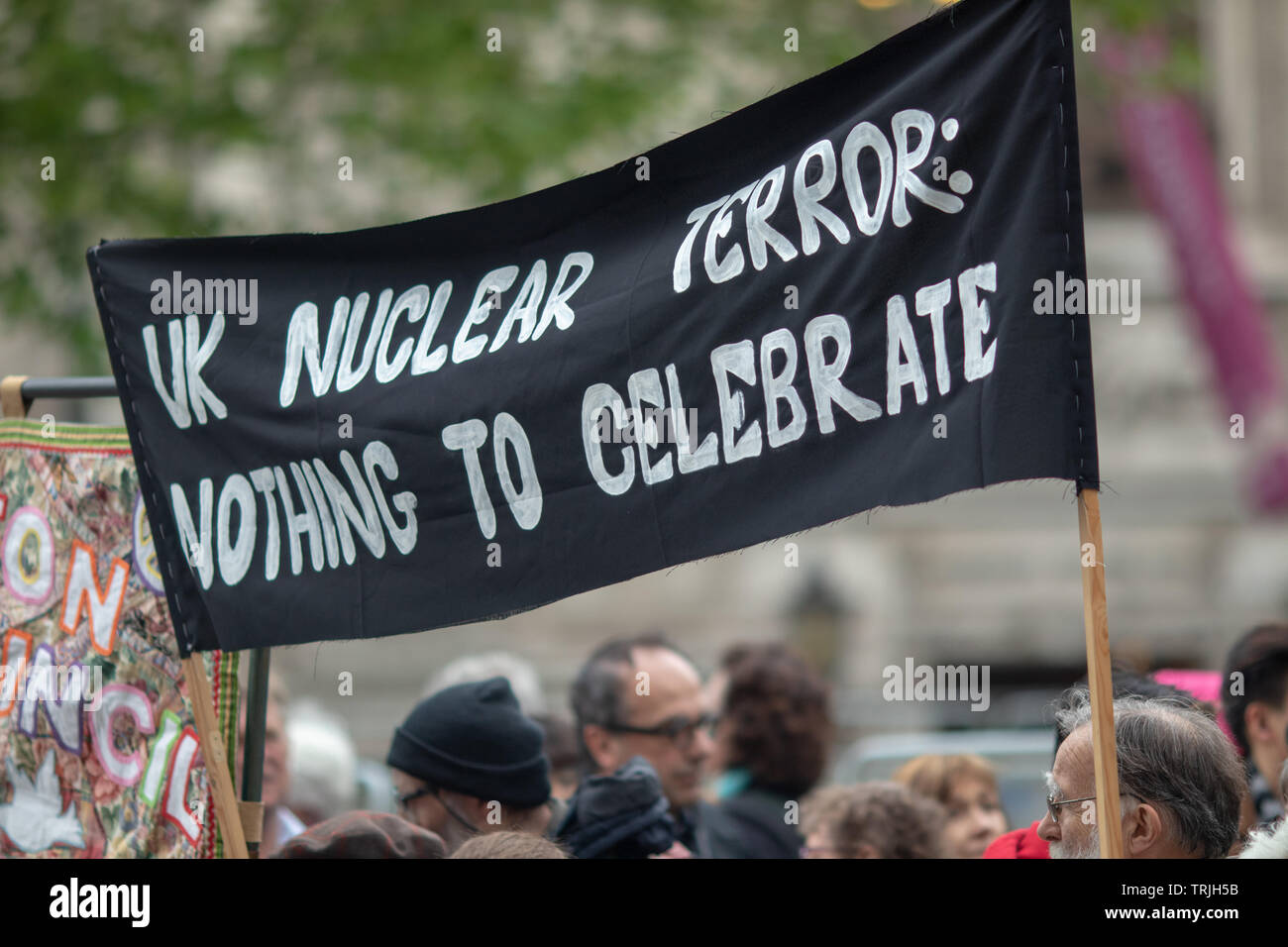 London, 3. Mai, 2019 - Massen holding CND Anti-AKW-Zeichen in Central London gegen eine Naval Service am Westminster Abbey statt protestieren Stockfoto