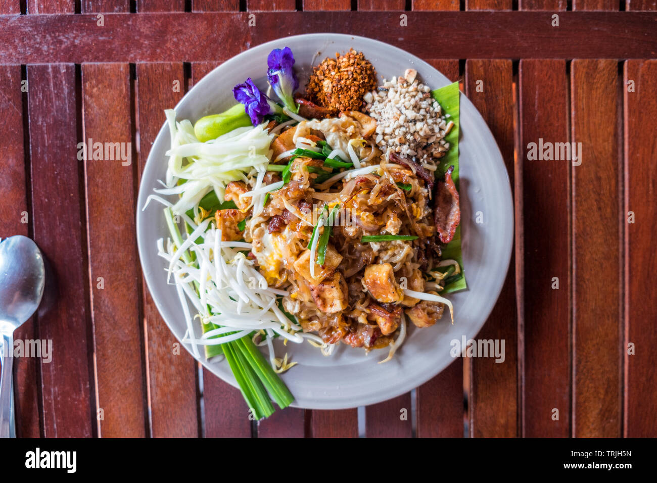 Pad Thai von gebratenen Nudeln mit Fleisch und Gemüse, traditionelles Essen in Thailand Stockfoto
