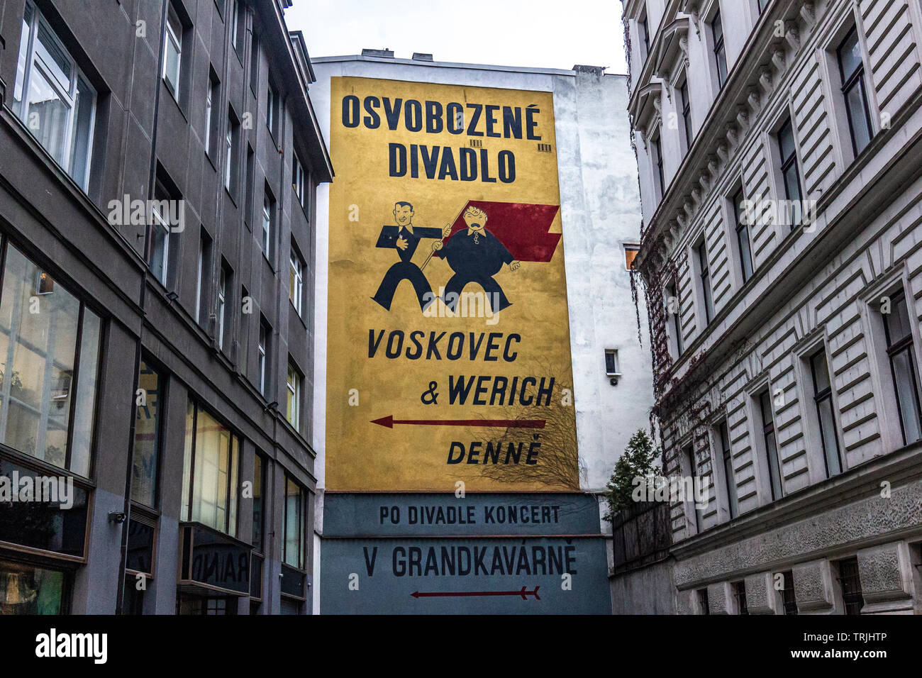 Befreiten Theaters Wandgemälde mit kultigen Duo Voskovec und Werich. Prag Stockfoto