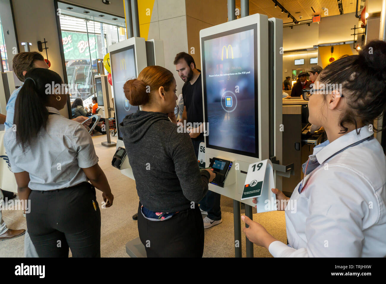 Kunden bei der Bestellung von Kiosken in neuen McDonald's am Times Square in New York auf der großen Eröffnung Tag gesehen, Donnerstag, 30. Mai 2019. Die über 11.000 Quadratfuß, drei-stöckigen Store state-of-the-art Kiosk bestellen und deckenhohen Glas für ein Blick auf Times Square für seinen 170 Sitzplätzen. Obwohl nicht der größte Ort in der Kette, durch die phänomenale Fußverkehr in der Times Square zu erwarten ist der geschäftigste zu sein. (© Richard B. Levine) Stockfoto