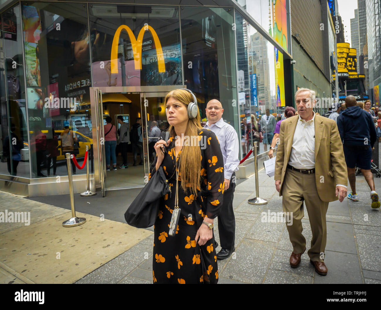 Die neue McDonald's am Times Square in New York auf der großen Eröffnung Tag, Donnerstag, 30. Mai 2019. Die über 11.000 Quadratfuß, drei-stöckigen Store state-of-the-art Kiosk bestellen und deckenhohen Glas für ein Blick auf Times Square für seinen 170 Sitzplätzen. Obwohl nicht der größte Ort in der Kette, durch die phänomenale Fußverkehr in der Times Square zu erwarten ist der geschäftigste zu sein. (© Richard B. Levine) Stockfoto