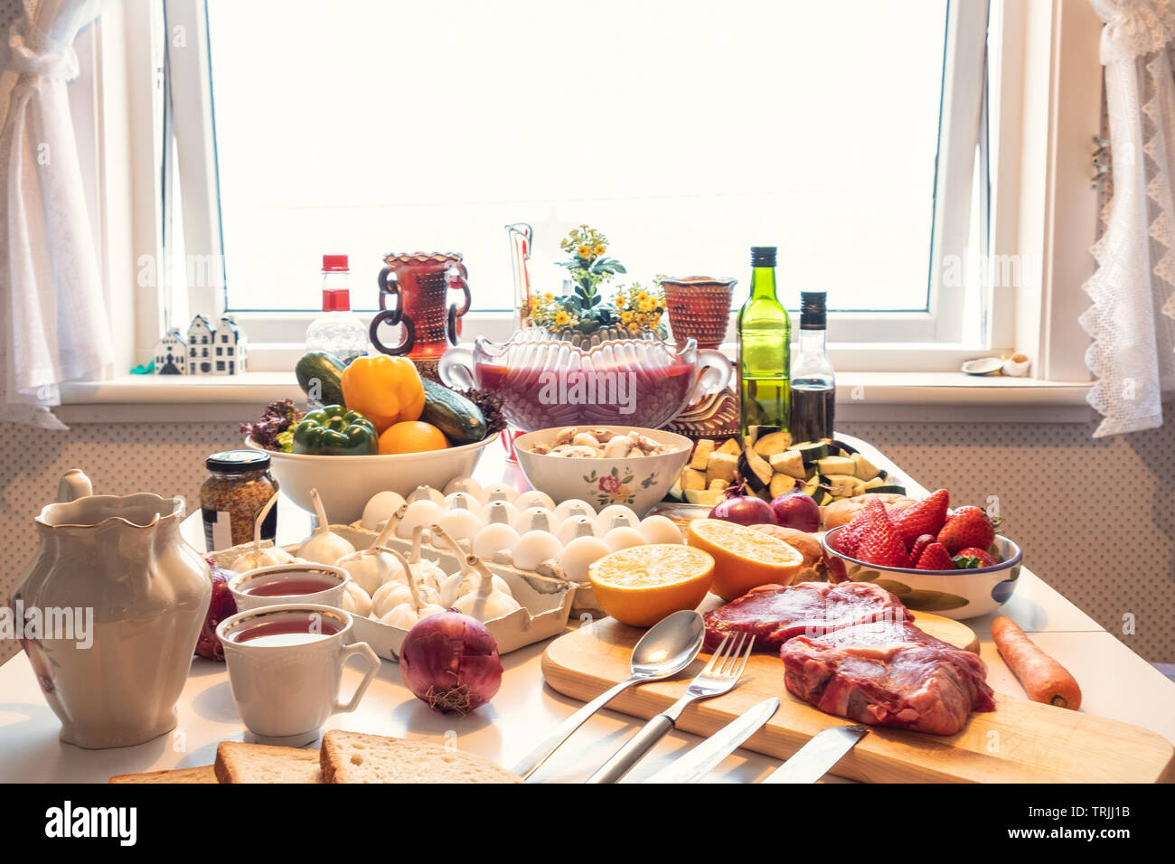 Rohen Lebensmitteln Rindfleisch, Eier mit gesunden Lebensmitteln Gemüse, Früchten Kochen am Tisch für das Abendessen Stockfoto