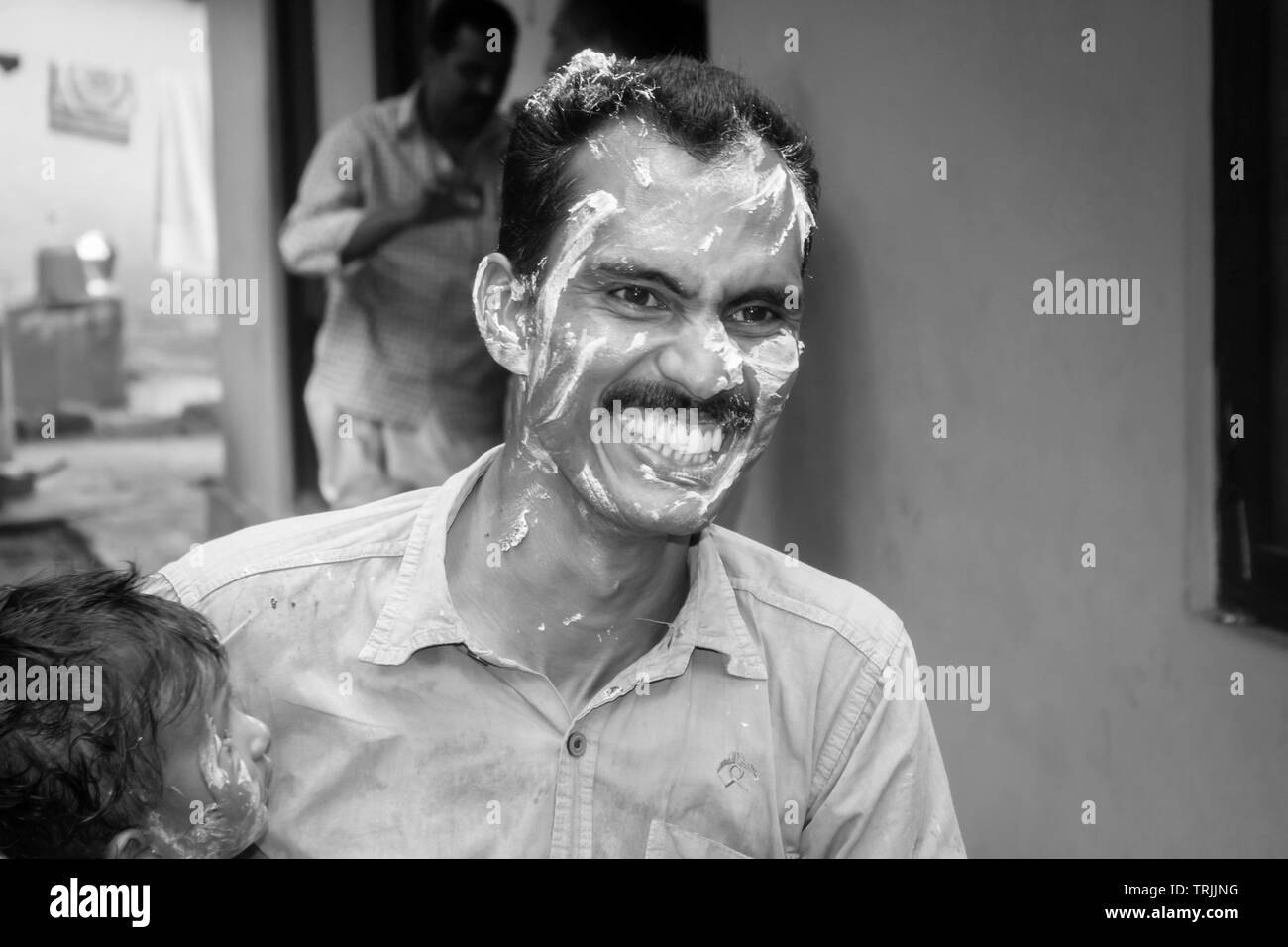 Kollam, Kerala, Indien - 16. Mai 2016: ein Schwarz-Weiß-Porträt der glücklichsten Inder Stockfoto