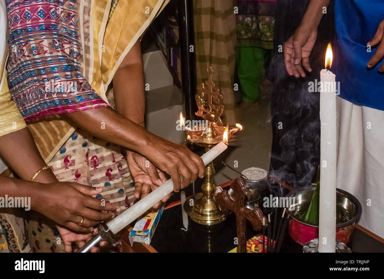 Kollam, Kerala, Indien - Januar 19, 2017: Haus Erwärmung Rituale in Kerala Malankara orthodoxe Kirche - Beleuchtung bis Nilavilakku mit Kerze Stockfoto