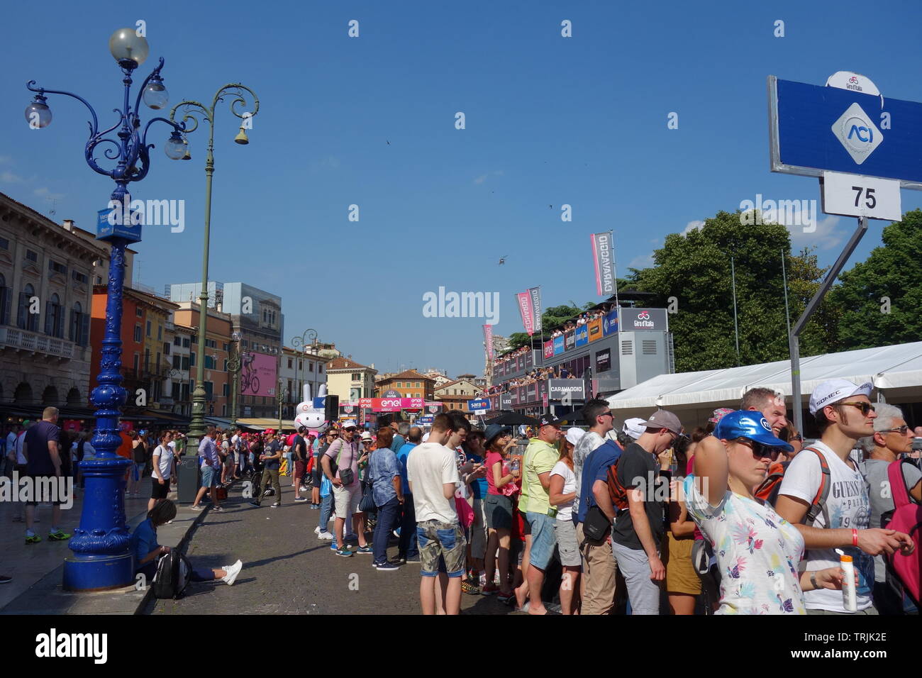 VERONA, ITALIEN - JUNI 2019: Finale des Giro d'Italia, der berühmte Radrennen in der Innenstadt von Verona Stadt in Italien Stockfoto