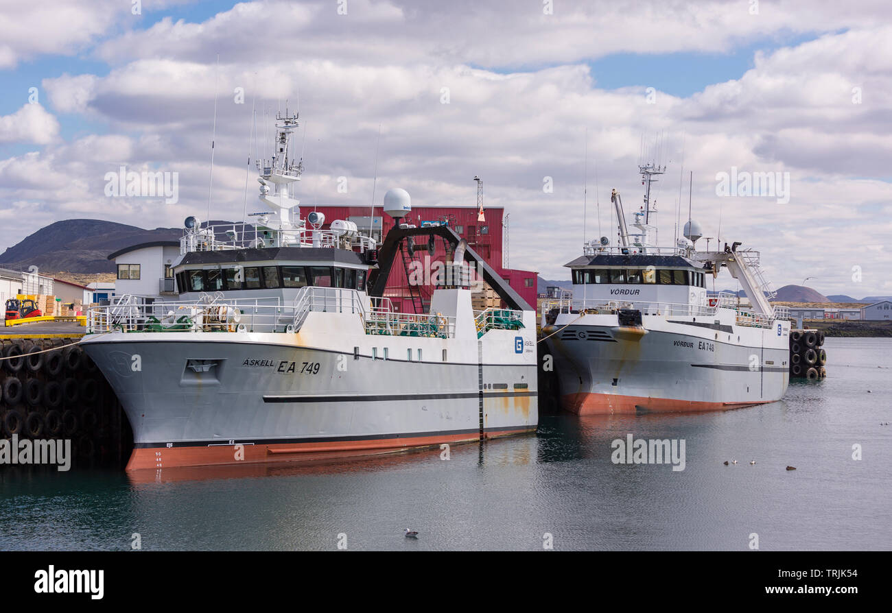 GRINDAVIK, ISLAND - Fischerboote im Hafen Stadt im Südwesten von Island angedockt. Stockfoto
