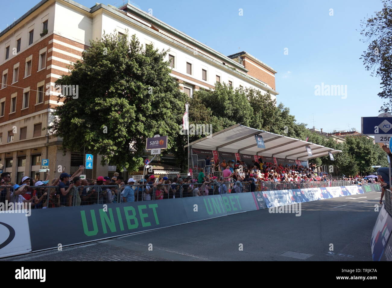 VERONA, ITALIEN - JUNI 2019: Finale des Giro d'Italia, der berühmte Radrennen in der Innenstadt von Verona Stadt in Italien Stockfoto