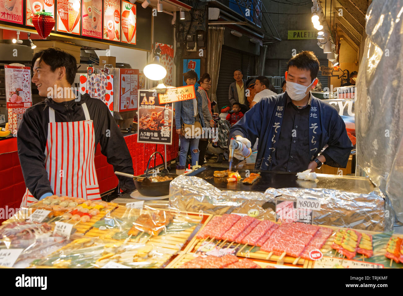 Tokio, Japan, 14. Mai 2019: Der Tsukiji Markt war der größte Markt für Fisch und Meeresfrüchte in der Welt vor dem Fischmarkt wurde verschoben, und nur Stockfoto