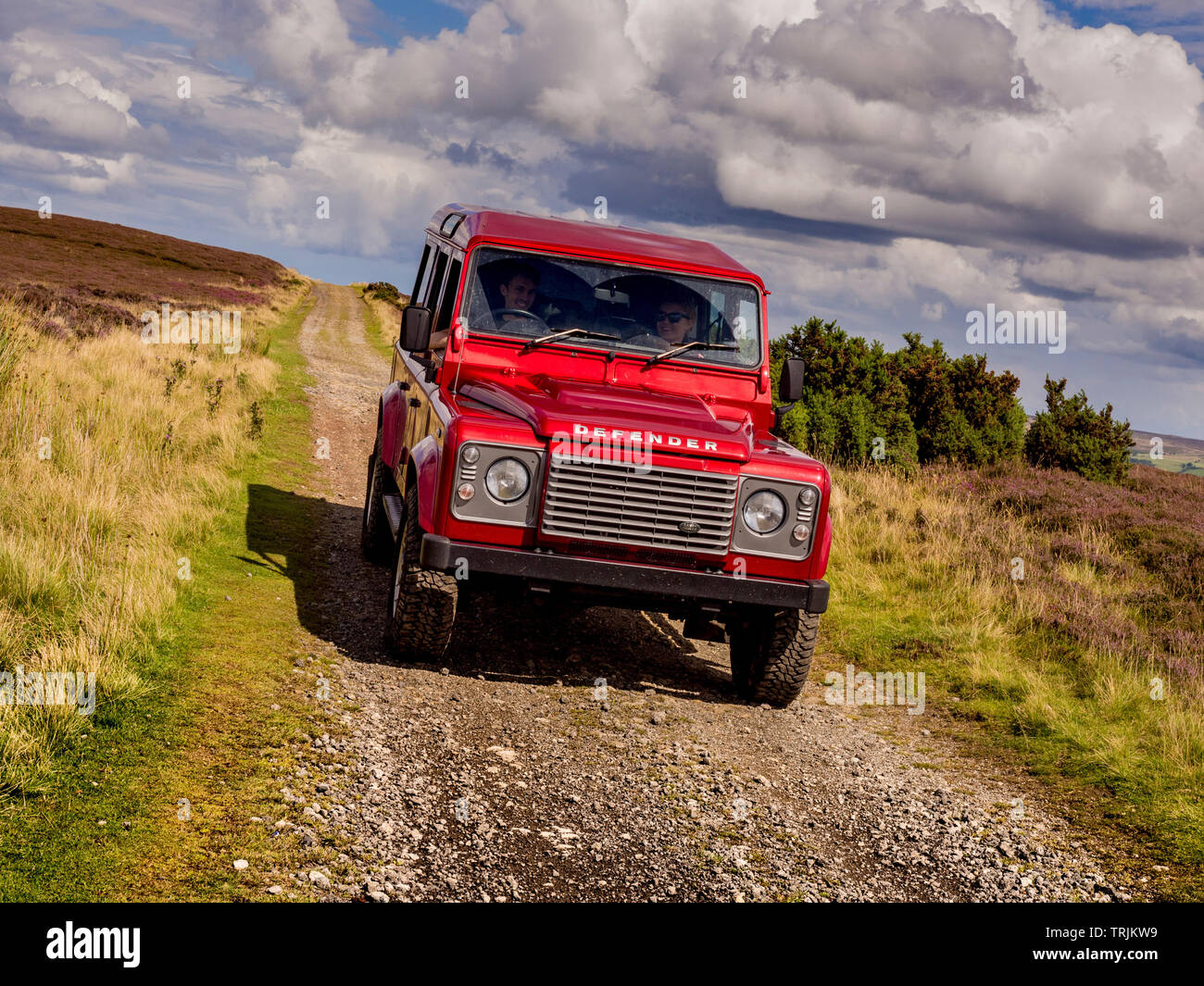 Red Land Rover Defender 110 4WD Auto Navigieren einer Green Lane, North Yorkshire Moors, UK. Stockfoto