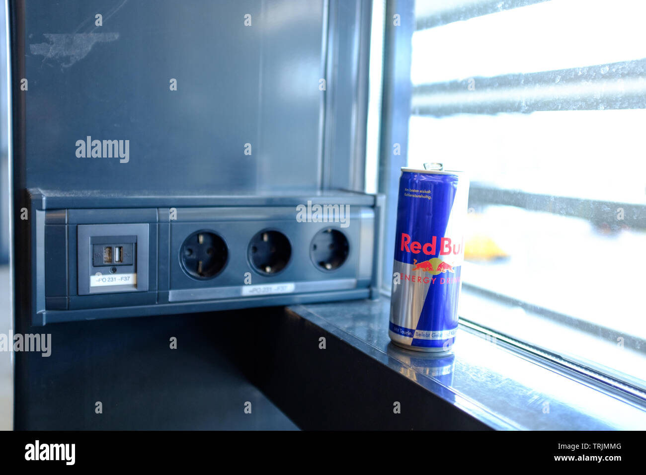 Steckdosen neben einem kann der energy drink Red Bull Stockfoto